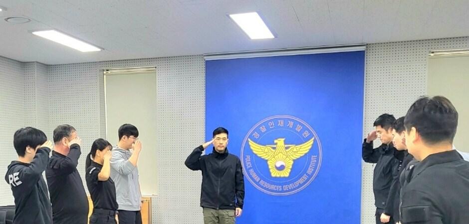 경찰견 은퇴한 리트리버, 아픈 사연 가진 반려견들과 한 가족 됐다