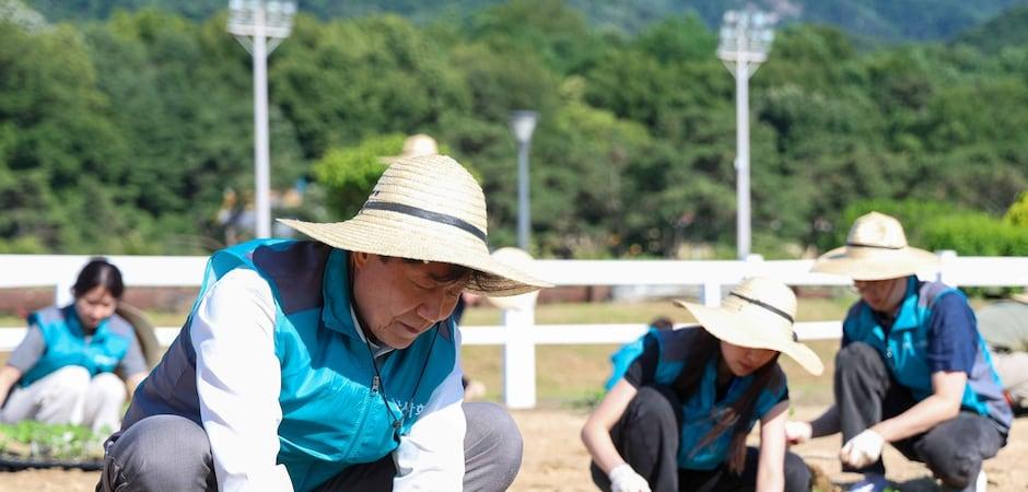 한국마사회, 탄소저감 식물 식재 캠페인…제주는 반려견 입양 행사