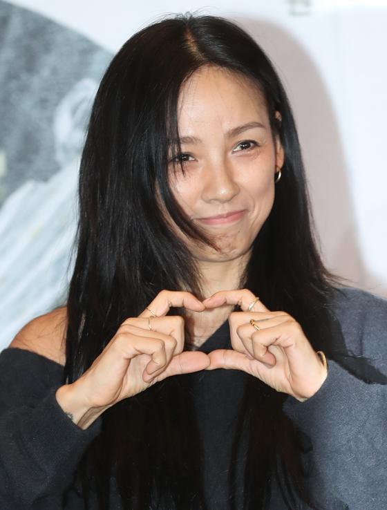이효리, CF로 돈 벌더니 사료 후원…안락사 직전 유기견 입양 재조명