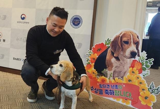 은퇴 탐지견 입양 쉬워진다…검역본부, 'QR 코드' 활용 신청 방식 개선