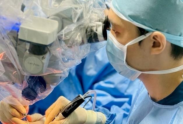 반려동물 생명 살리는 '이안'…현미경 뇌수술로 새 패러다임 제시