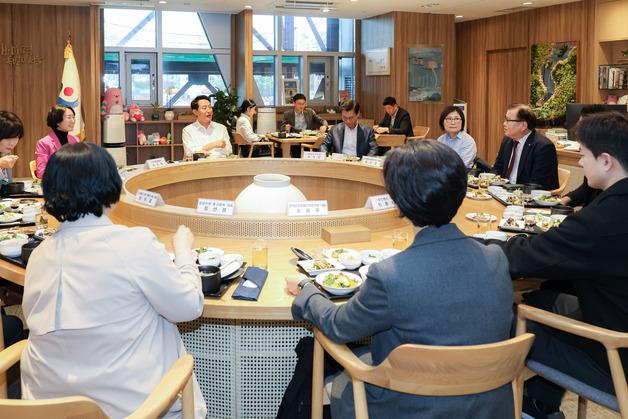 [동정] 오세훈, 동물 보호·복지 전문가 만나 정책 의견 수렴