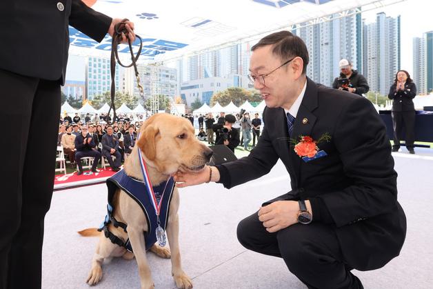관세청 ‘탐지견 경진’ 개최…어질리티 체험·반려견 성향테스트 
