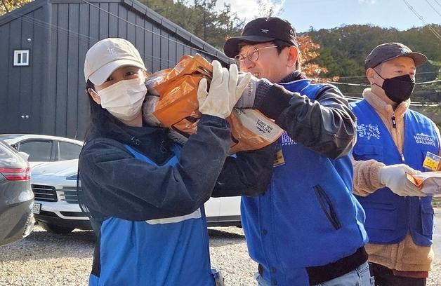 흙삽 들고 사료 나른 연예인들…구조견 위한 '진짜 봉사' 현장