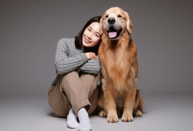 문정희, 반려견 추억 사진전 개최…"마누와 행복한 금빛동행"
