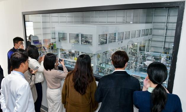 "펫푸드 생산과정 공개"…우리와주식회사, ANF무해크루와 공장 투어