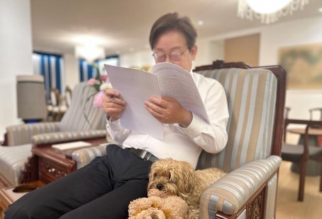 "오늘 아침 아내와 갈등"…李대통령 '1호견' 바비 얘기로 공직 생활 조언