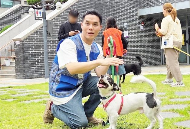 "사랑으로 집에 가요"…한국마즈, 이효리 티 입고 유기견 산책봉사