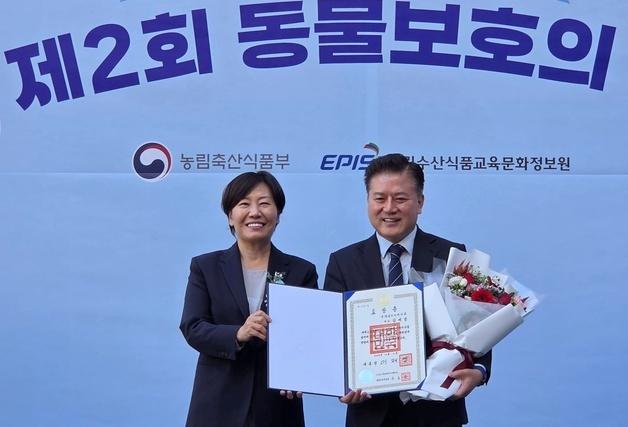 김재영 국경없는 수의사회 대표, 대통령 산업포장 수상…수의사 최초