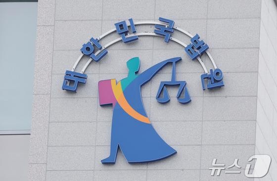 목줄 없는 반려견 달려들어 자전거 타던 50대 사망…견주 실형