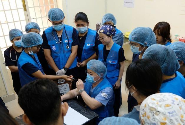 "광견병 제로 위해"…국경없는수의사회, 캄보디아서 대규모 봉사