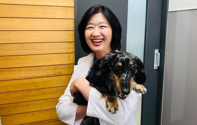 강아지와 등교하던 수의대생…"동물이 먼저 편한 병원 꿈 이뤄"