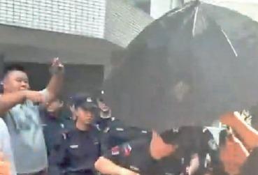 "잘 돌볼게요" 데려가 잔혹 고문…반려동물 학대범에 中시위사태