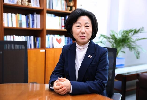 "길고양이·떠돌이개 구조·중성화·입양, 국가·지자체가 지원"