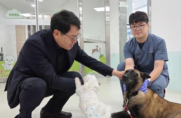 "은퇴 봉사견에게 새 가족을"…동물보호의 날 앞두고 따뜻한 동행