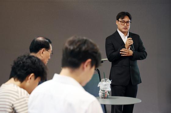 "닭 기침까지 듣는다"…농장 누비는 AI 로봇, '무인농장' 성큼