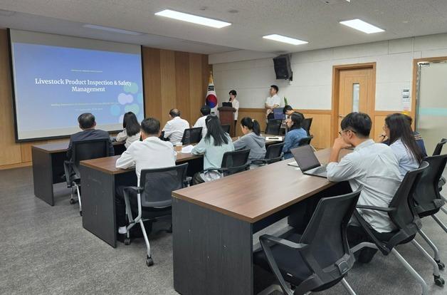 라오스 축산 공무원 대표단, 경기도동물위생시험소·도계장 방문
