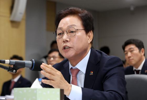 경남도 국감서 재생된 '김해 황새 폐사' 영상…"동물 희생 반복"