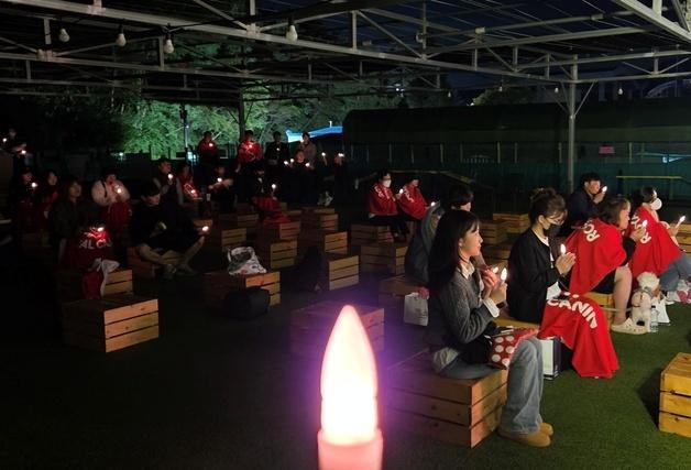 "자책 마세요"…촛불 든 수의사, 반려동물 추모하며 보호자 위로